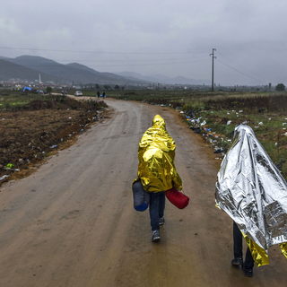 Migrants à pied côté serbe de la frontière avec la Macédoine, 20.10.2015. [AFP - Armend Nimani]