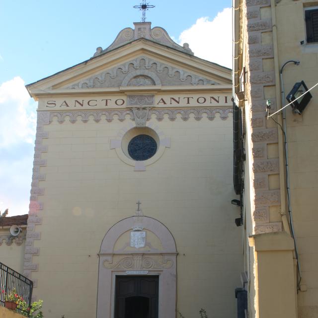 Entrée du couvent Saint-Antoine à Bastia. [radiosalveregina.com]