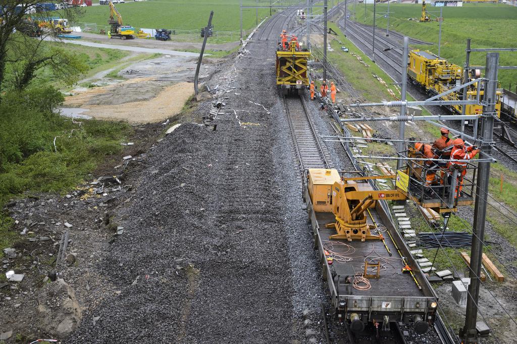 Les travaux de remise en état de la voie se poursuivent à Daillens. [KEYSTONE - Laurent Gillieron]