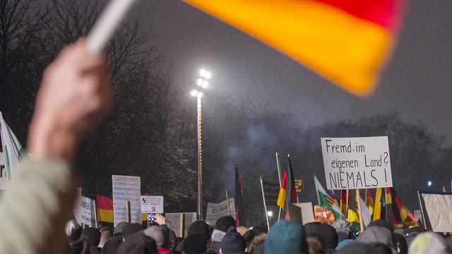 Manifestation de Pegida à Dresde, lundi 5 janvier. [AP/Keystone - Jens Meyer]