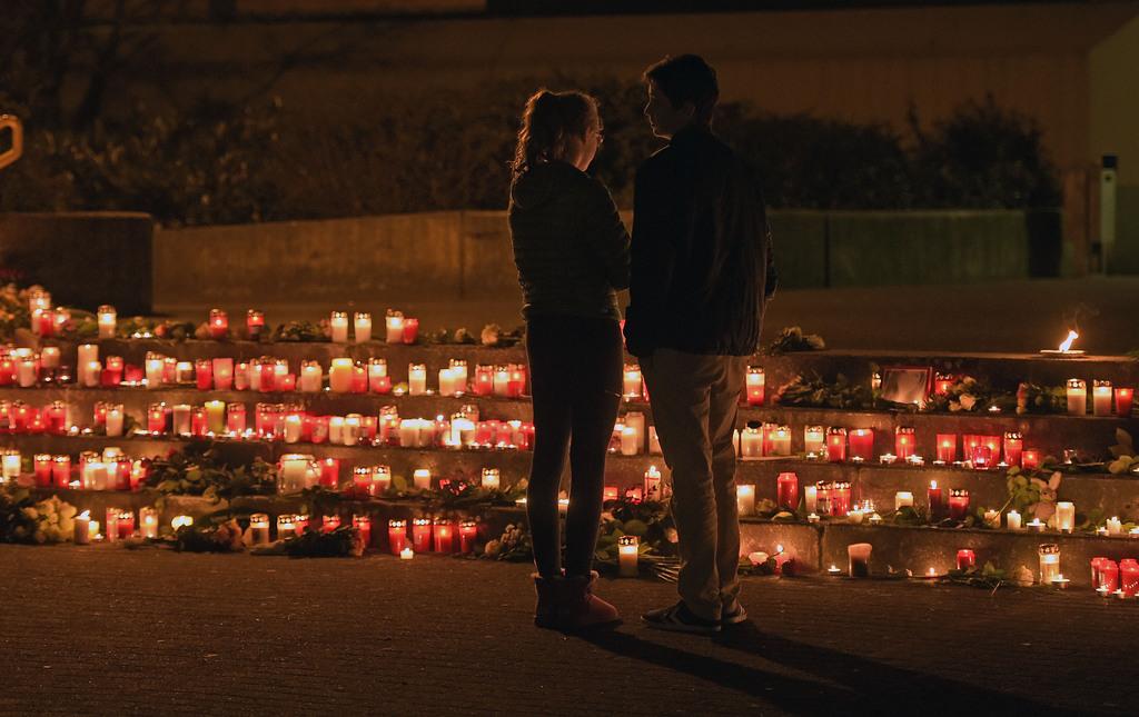 A Düsseldorf, les étudiants du gymnases Joseph-König ont allumés des bougies en mémoire aux seize élèves et deux institutrices qui revenaient d'un voyage d'échange à bord de l'avion. [KEYSTONE - MARTIN MEISSNER]