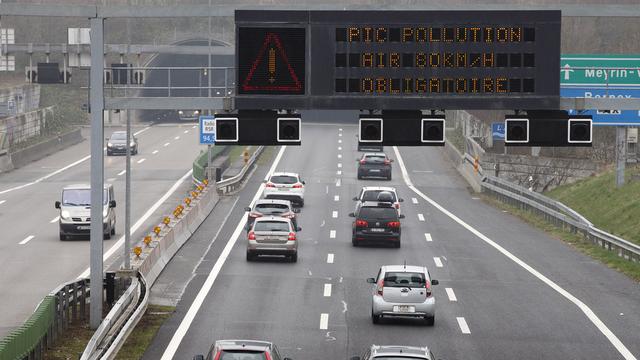 Pour réduire le taux de particules fines, Genève a limité à 80 km/h la vitesse sur l'autoroute. [Keystone - Salvatore Di Nolfi]