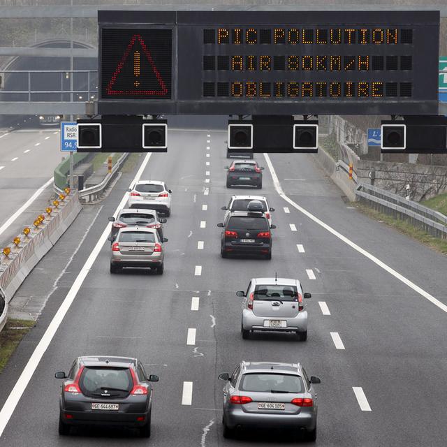 Pour réduire le taux de particules fines, Genève a limité à 80 km/h la vitesse sur l'autoroute. [Keystone - Salvatore Di Nolfi]