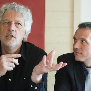 Nago Humbert (POP) et Laurent Kurth (PS) côte à côte avant les élections cantonales 2013. [Keystone - Jean-Christophe Bott]