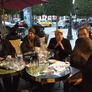 Le débat au Café Tunis, sur l'avenue Bourguiba. [RTS]