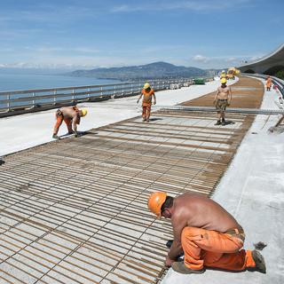 La main d'oeuvre ouvrière, ici travaillant sur le chantier du viaduc de Chillon sur l'autoroute A9, se réduit comme peau de chagrin