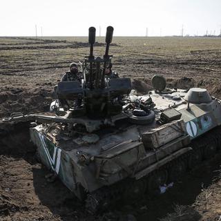 L'Ukraine affirme avoir retiré ses armes lourdes de la ligne de front dans l'Est. [EPA/Keystone]