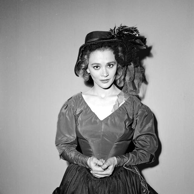 Danielle Delorme pendant le tournage des "Misérables" de Jean-Paul Le Chanois. France. 1957. ADR-243-008 [AFP]