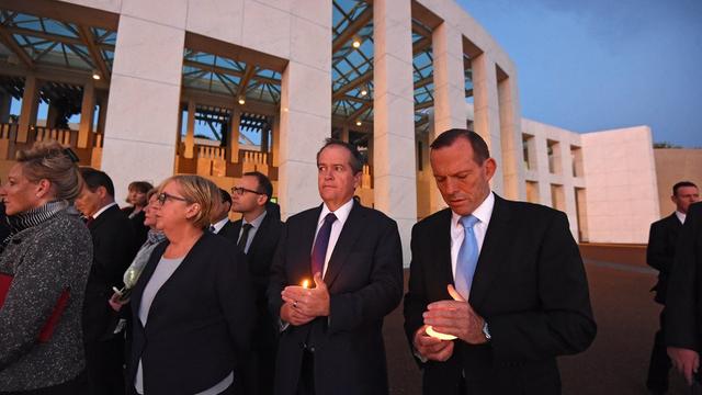 Veillée aux chandelles devant le Parlement à Canberra, en présence du Premier ministre australien, Tony Abbot (à droite). [MICK TSIKAS]