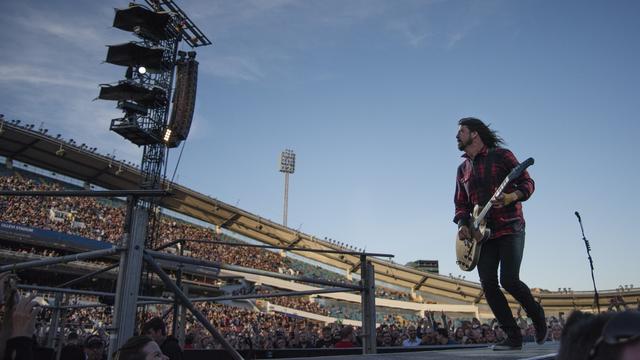 Dave Grohl durant son concert à Göteborg, avant sa chute. [Erik Abel / TT via AP]