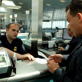 Contrôle douanier à l'aéroport new-yorkais de Newark. [EPA/Keystone - Daniel Barry]