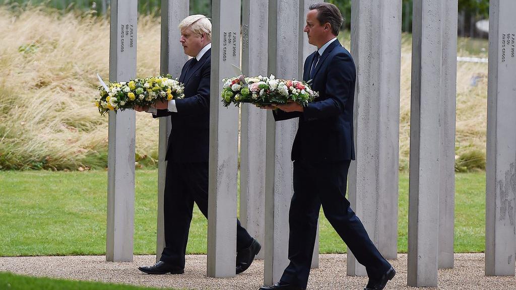 Le maire de Londres Boris Johnson et le Premier ministre britannique David Cameron décorant de fleurs mardi le mémorial des attentats du 7 juillet 2005 à Londres. [EPA/Keystone - Andy Rain]