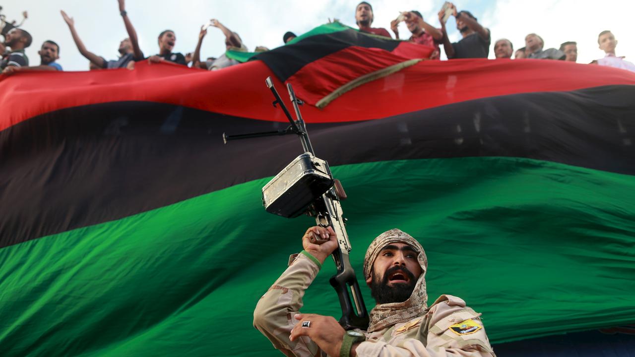 Un soldat libyen protégeant des manifestants opposés à des candidats à un gouvernement d'unité nationale proposé par l'émissaire de l'ONU Bernardino Leon. [Esam Omran Al-Fetori]