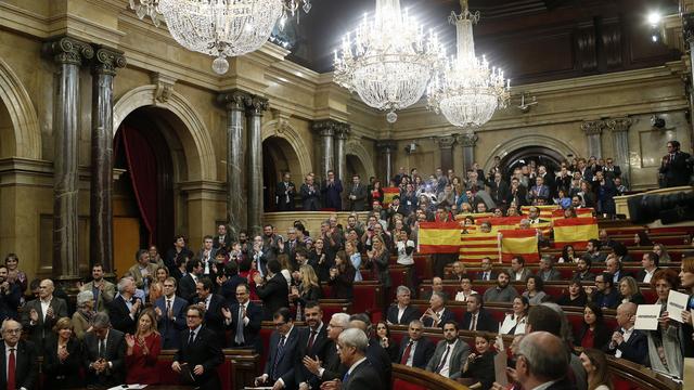 Les partisans d'un maintien en Espagne ont accueilli le résultat du vote debout, déployant des drapeaux de l'Espagne et la Catalogne. [AP Photo/Manu Fernandez]