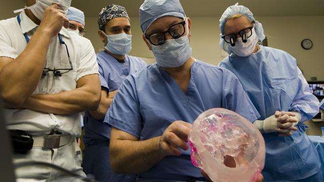 Une telle greffe a déjà été tentée par un chirurgien soviétique sur un chien. [AP Photo/Cleveland Clinic-HO]