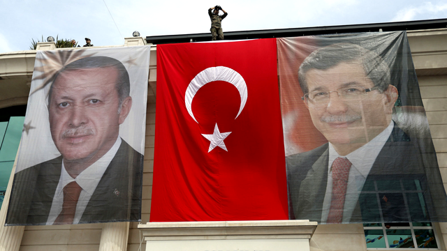 La politique du président Erdogan et de son Premier ministre Davutoglou mène-t-elle la Turquie à l'impasse? [Reuters - Murad Sezer]