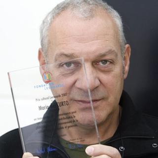 Le photographe Mario Del Curto pose avec le Prix culturel de la Fondation Leenaards qu'il a reçu en 2007. [Keystone - Dominic Favre]