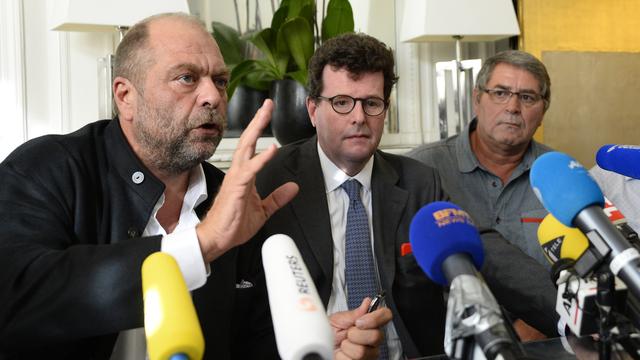 L'un des pilotes (d.) et ses deux avocats lors d'une conférence de presse donnée mardi 27 octobre 2015 à Paris.