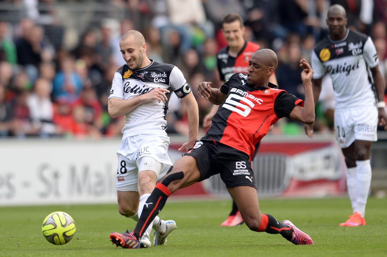 Le tacle? Un des gestes favoris du guerrier Fernandes, ici face à Lionel Mathis et Guingamp. [AFP - Thomas Bregardis]