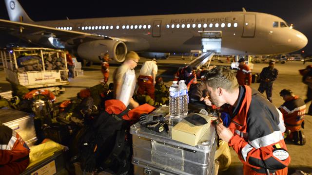 Arrivée à Katmandou de l'équipe de secours belge B-Fast, spécialiste de l'aide d'urgence en cas de catastrophe, le 28 avril 2015. [AFP - BELGA PHOTO BENOIT DOPPAGNE]