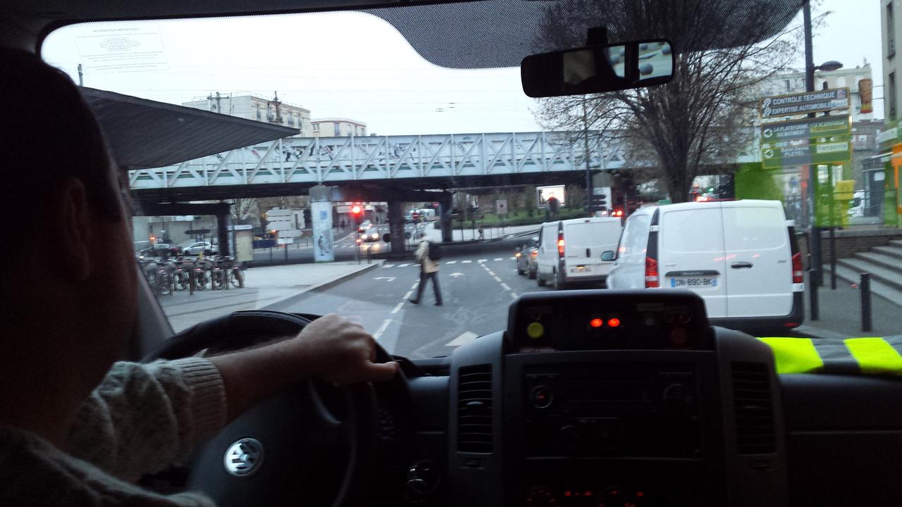 8h du matin, les rues de Paris sont encore calmes. [RTS - Didier Kessi]