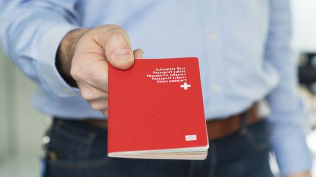 Le projet prévoit de faciliter l'obtention du passeport suisse pour les jeunes étrangers de troisième génération. [CHRISTIAN BEUTLER]