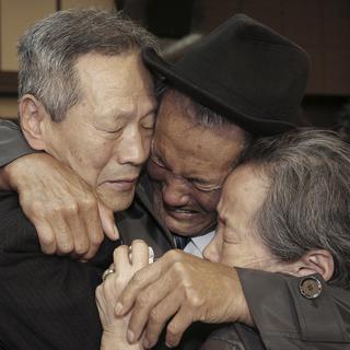 Des retrouvailles de familles coréennes séparées par la frontière depuis 1953. [AP/Korea out/Keystone]