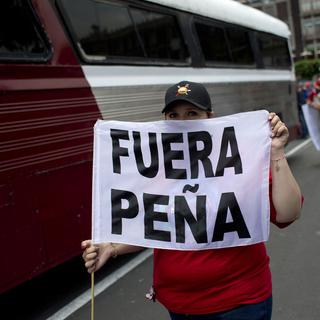Cette manifestante demande le départ du président mexicain Enrique Pena Nieto. [AP/Keystone - Rebecca Blackwell]