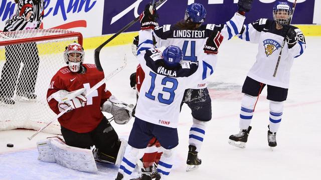 Schelling (à gauche) s'avoue vaincue sur le 1-0 des Finlandaises. [Claudio Bresciani]