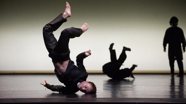 Une scène du spectacle "TeZukA". [east-man.be - Hugo Glendinning]