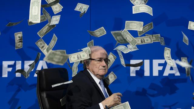 Scène pour le moins cocasse avant la conférence de presse de Sepp Blatter. [Fabrice Coffrini]