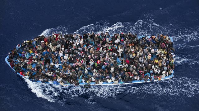 L'opération Mare Nostrum a permis de sauver des milliers de vie, notamment les migrants de ce navire secouru à 20 mils de la Libye. [Keystone - Massimo Sestini]