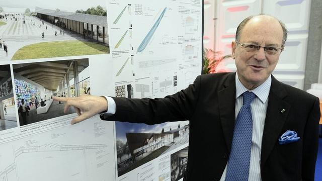 Le mécène Jean Claude Gandur devant le projet "Under One Roof". [Keystone - Laurent Gillieron]