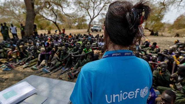 Au mois de mars 2015 au Soudan du Sud, des enfants soldats sont pris en charge par l'UNICEF après leur démobilisation. [AFP - Sébastien Rich]