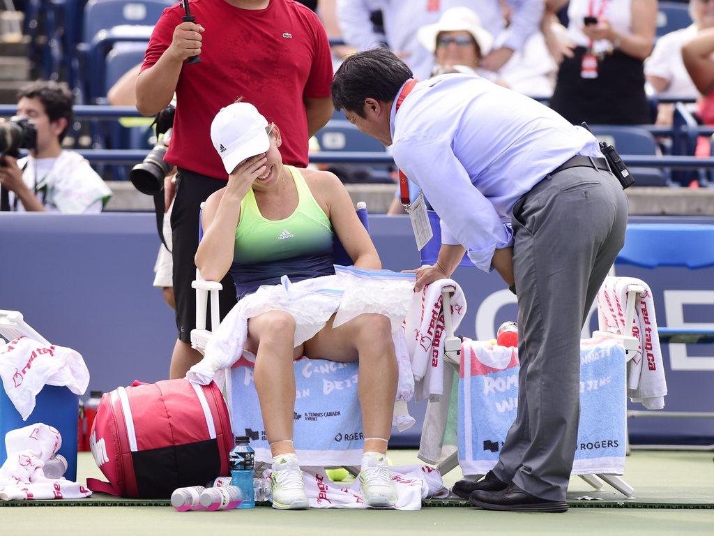 Touchée à la cuisse et victime d'un coup de chaud, Simona Halep a dû jeter l'éponge. [Keystone - Frank Gunn]