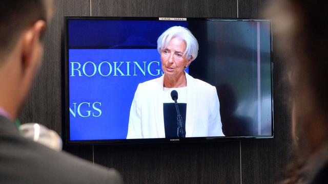 Des journalistes regardent une intervention de la directrice du FMI Christine Lagarde, 08.07.2015. [Mladen Antonov]