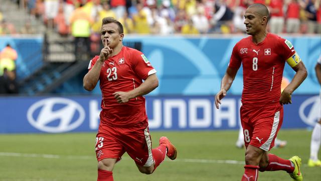 Coéquipiers en équipe de Suisse, Shaqiri et Inler pourraient se retrouver à Watford, selon les médias transalpins. [Keystone - Felipe Dana]