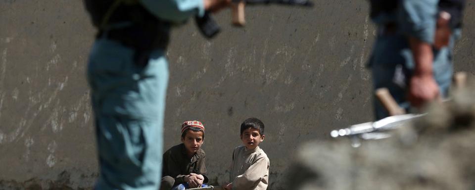 Deux enfants dans les rues de Kaboul en 2015. [Keystone - Massoud Hossaini]