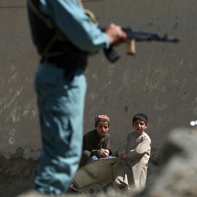 Deux enfants dans les rues de Kaboul en 2015. [Keystone - Massoud Hossaini]