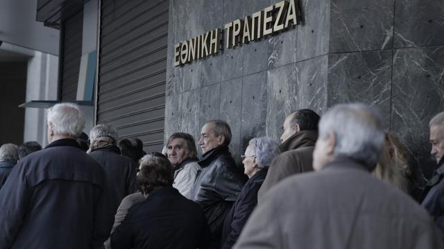 Les Grecs retirent dans le calme leur argent. [key - AP Photo/Petros Giannakouris]