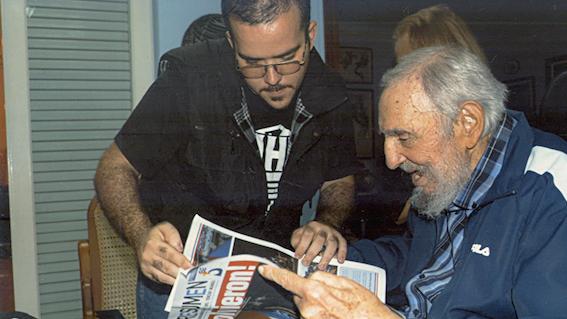 Fidel Castro a rencontré le dirigeant de la Fédération des étudiants universitaires, Randy Perdomo Garcia, dans son domicile de la Havane. [HO]