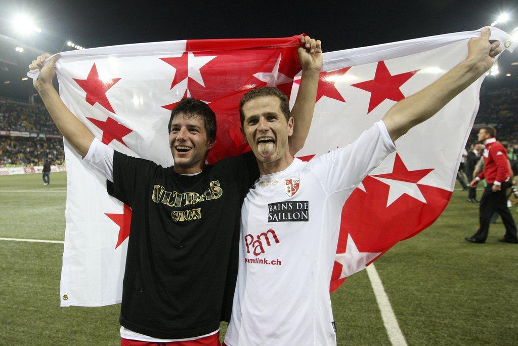 Sarni aux côtés de Didier Crettenand après le triomphe de 2009. [KEYSTONE - Jean-Christophe Bott]