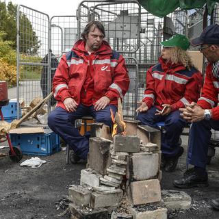 Piquet de grève des employés de la Poste belge à Bruxelles. [Belga/AFP - Dirk Waem]
