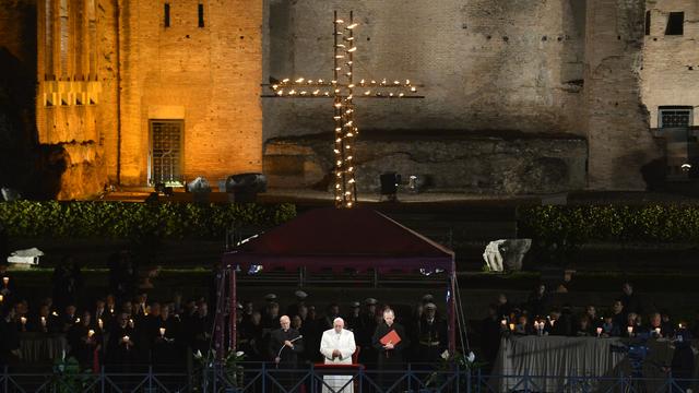 Le pape François commémore le procès, la montée au calvaire et la crucifixion de Jésus à Jérusalem, célébrée le Vendredi Saint. [TIZIANA FABI]