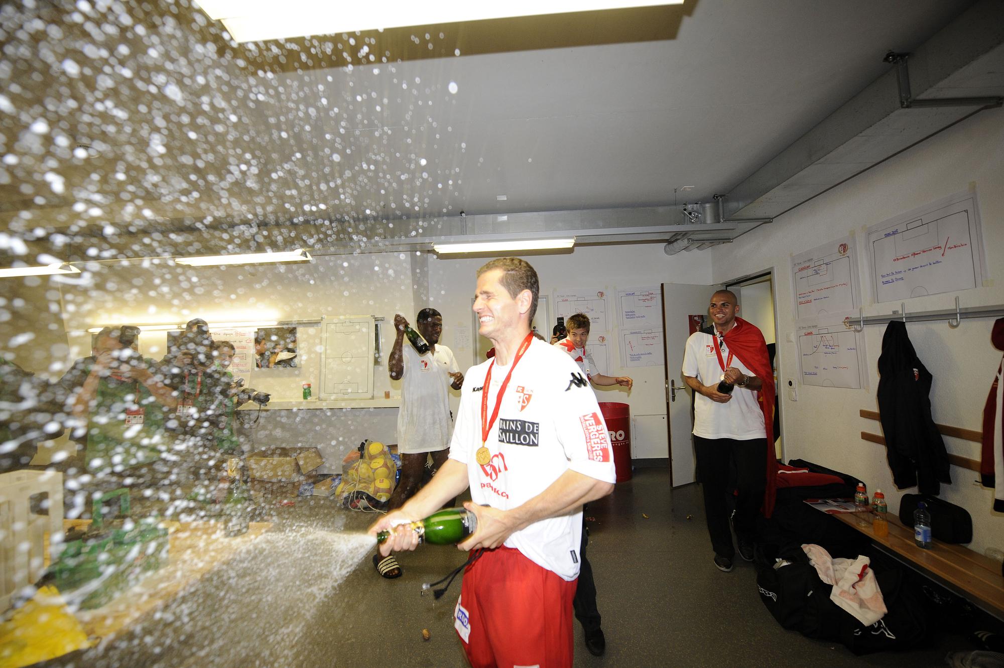 Le Contheysan sabre le champagne dans les vestiaires du Stade de Suisse en 2009. [EQ Images - Valeriano Di Domenico]