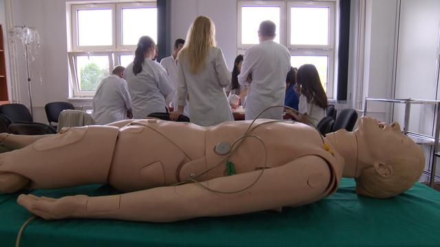 Cours de simulation à la faculté de médecine à Cluj en Roumanie.