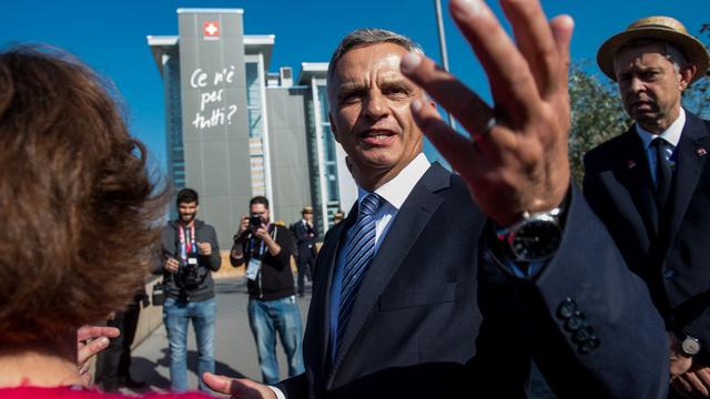 Le conseiller fédéral Didier Burkhalter en visite à l'Exposition universelle de Milan le 31 octobre 2015. [Ti-Press/Gabriele Putzu]