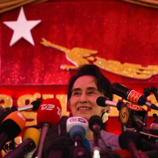 L'opposante birmane Aung San Suu Kyi lors d'une conférence de presse à trois jours des élections législatives. [ROMEO GACAD]