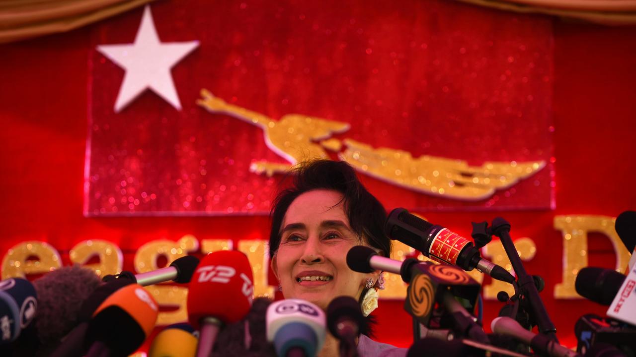 L'opposante birmane Aung San Suu Kyi lors d'une conférence de presse à trois jours des élections législatives. [ROMEO GACAD]