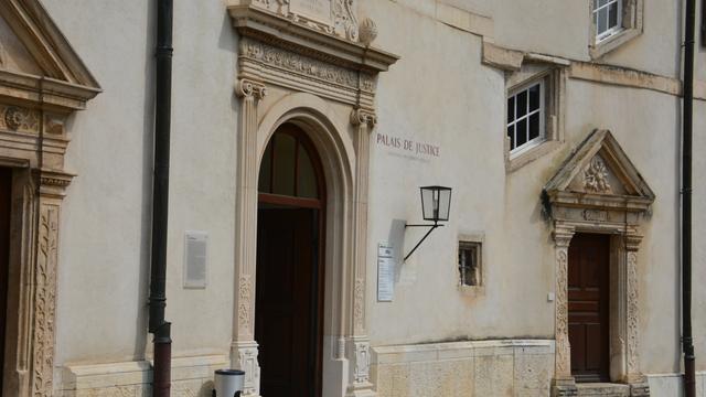 L'entrée du bâtiment du Ministère public à Porrentruy (JU). [RTS - Gaël Klein]